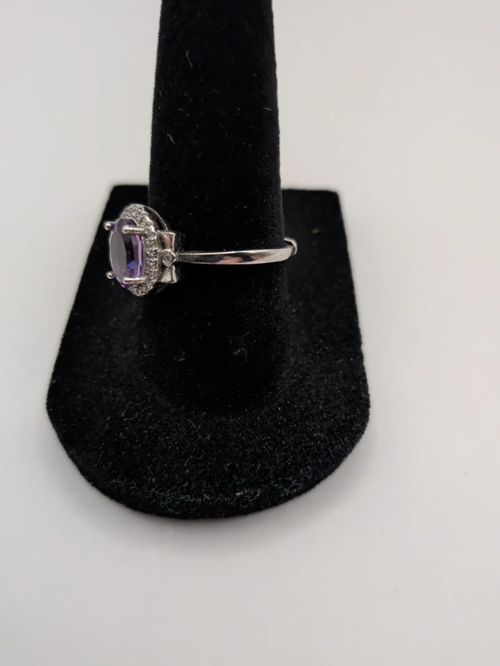 Anillo ovalado de plata de ley de amatista natural con detalles de pajarita Foto 2 de 3