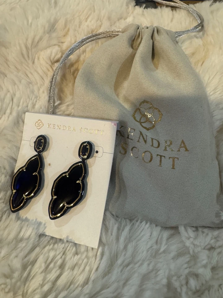 Nuevos Pendientes Colgantes Kendra Scott Abbie Esmalte Azul Brillante y Dorado Perforados Foto 4 de 4