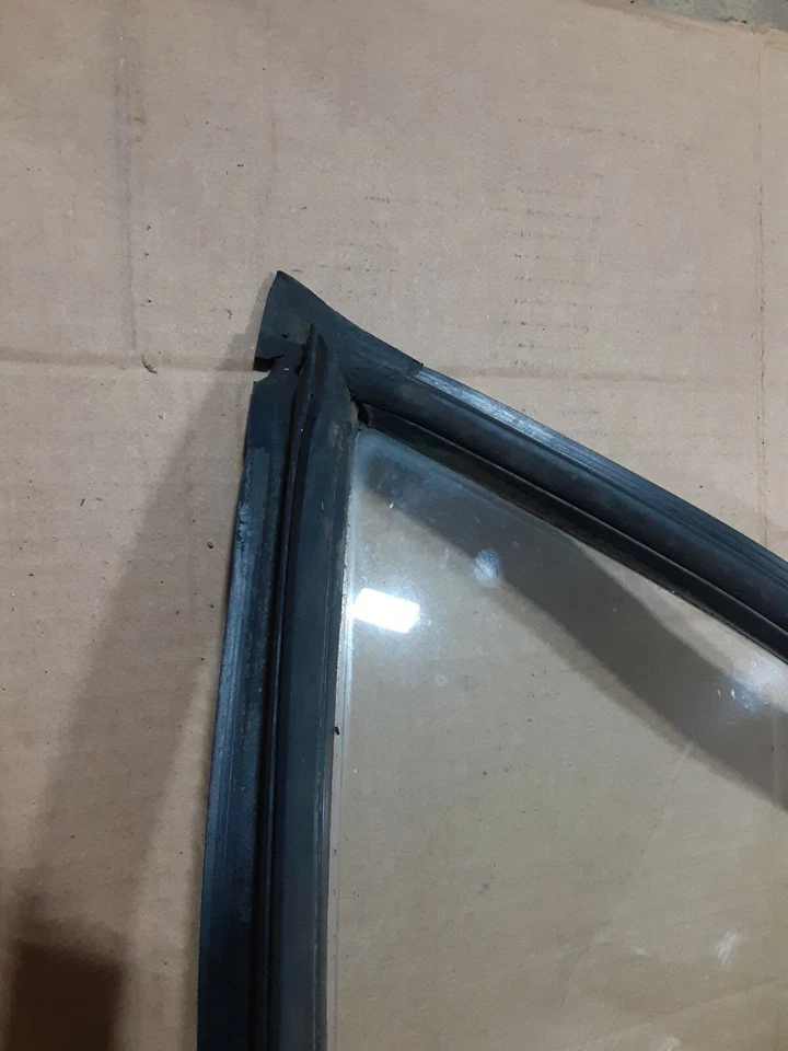 Studebaker 1952 techo rígido Champion & Commander ventana trasera izquierda Foto 2 de 4