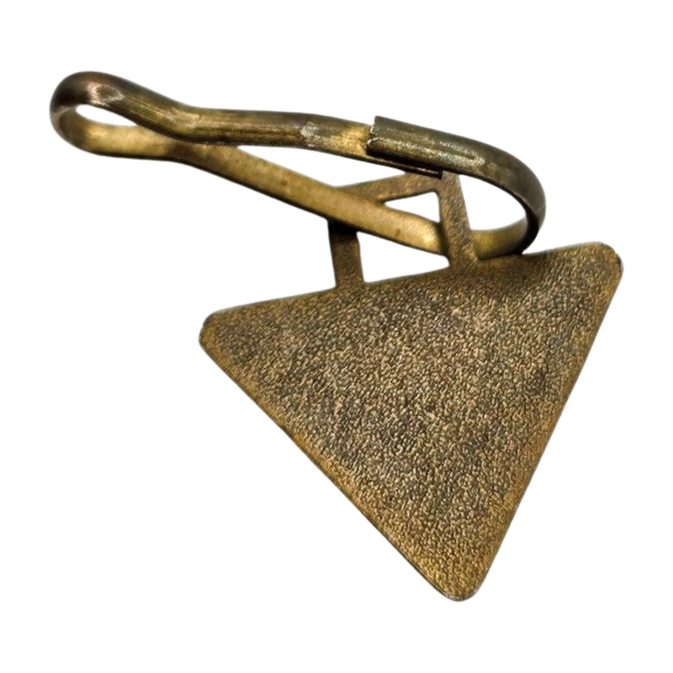 PEQUEÑO colgante antiguo vintage etiqueta de latón "Club de pesca del norte" COLECCIONABLE Foto 2 de 2