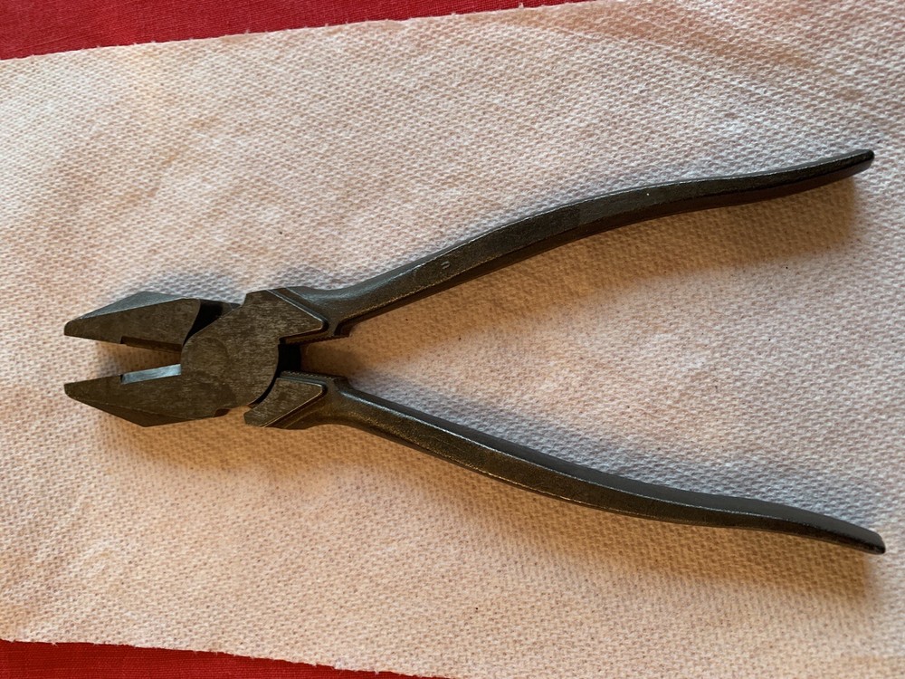 Sharp UNBRANDED Lineman Pliers with Clean Cutters in Like-New Condition  