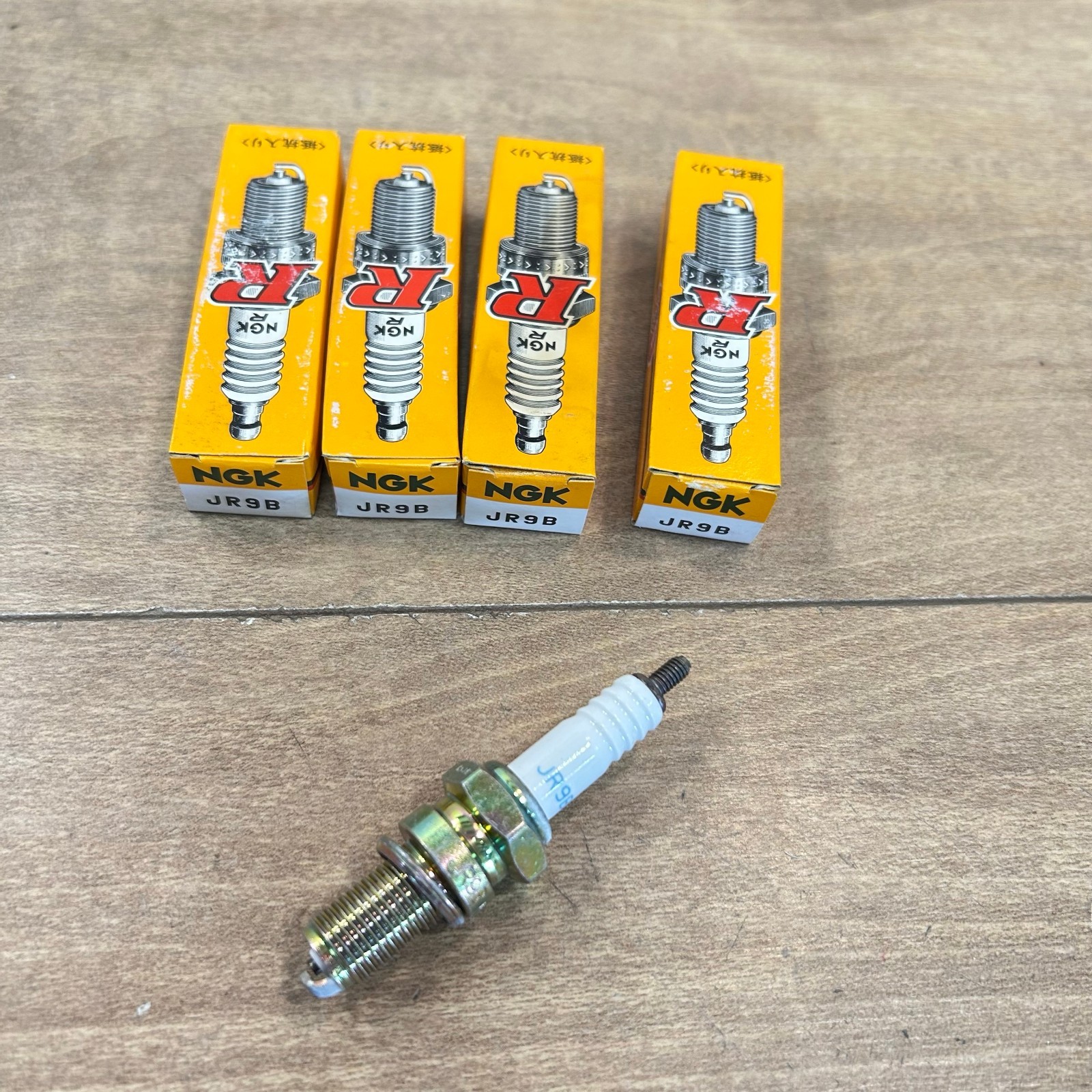 New Genuine NGK SPARK PLUG / 4-PACK / JR9B