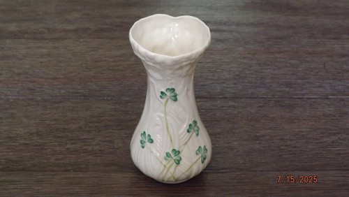 BELLEEK Shamrock Bud Vase - DAISY TOY SPILL - Picture 2 of 6