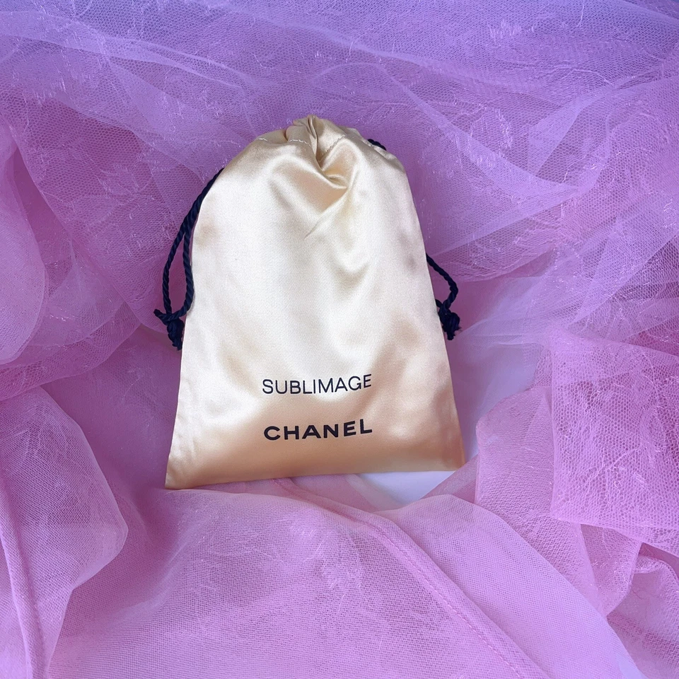 (1) Cepillo de base Kabuki tamaño de viaje Chanel sublimage en ángulo + (1) bolsa dorada Foto 2 de 4