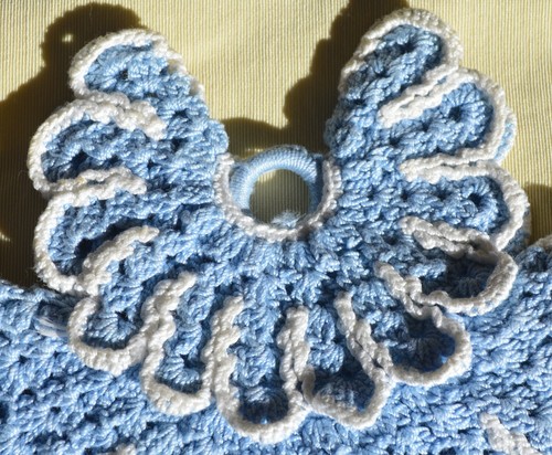 Vintage Kleid geformt handgehäkelt doppelseitig blau & weiß Baumwolle Topflappen - Bild 6 von 8