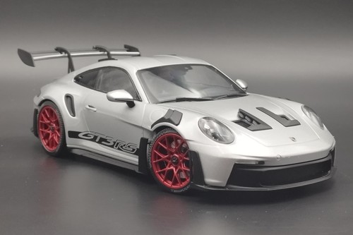 1:18 Porsche 911 992 GT3 RS silber mit roten Rädern & schwarzem Dekor Minichamps - Bild 2 von 6