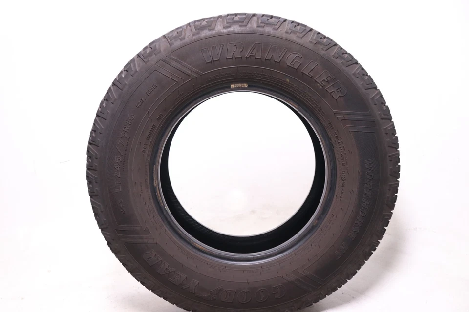 Conjunto de 2 usados LT 245/75R16 Goodyear Wrangler Workhorse HT - 120/116R - 10.5/32 - Imagem 4 de 4