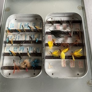 VINTAGE RICHARD WHEATLEY ALUMINIUM FLY FISHING BOX 4 MAGNETIC STRIPS + FLIES