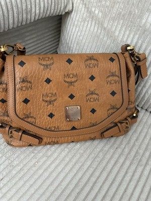 MCM Damen Schultertasche braunes Leder Logo, Magnetverschluss gold, abnehmbar