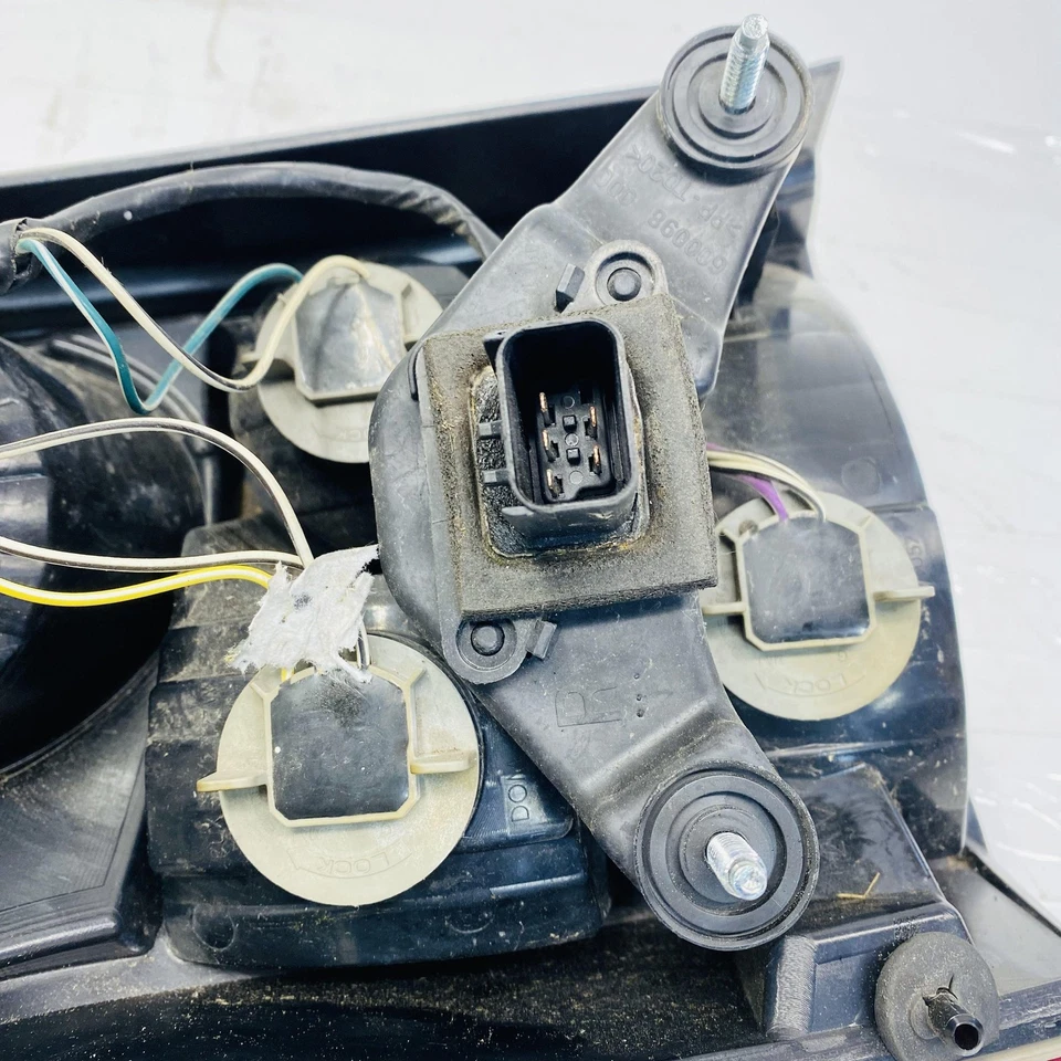 08 09 10 CHRYSLER 300 Tail Light Assembly Passenger Side Right - Image 3 of 4