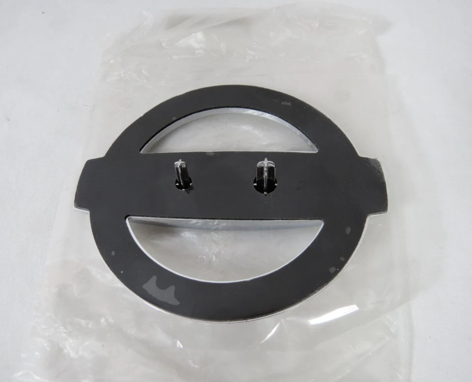 Nissan Frontier 2013-2021 emblema trasero para puerta trasera cromo insignia logotipo original OEM Foto 2 de 2