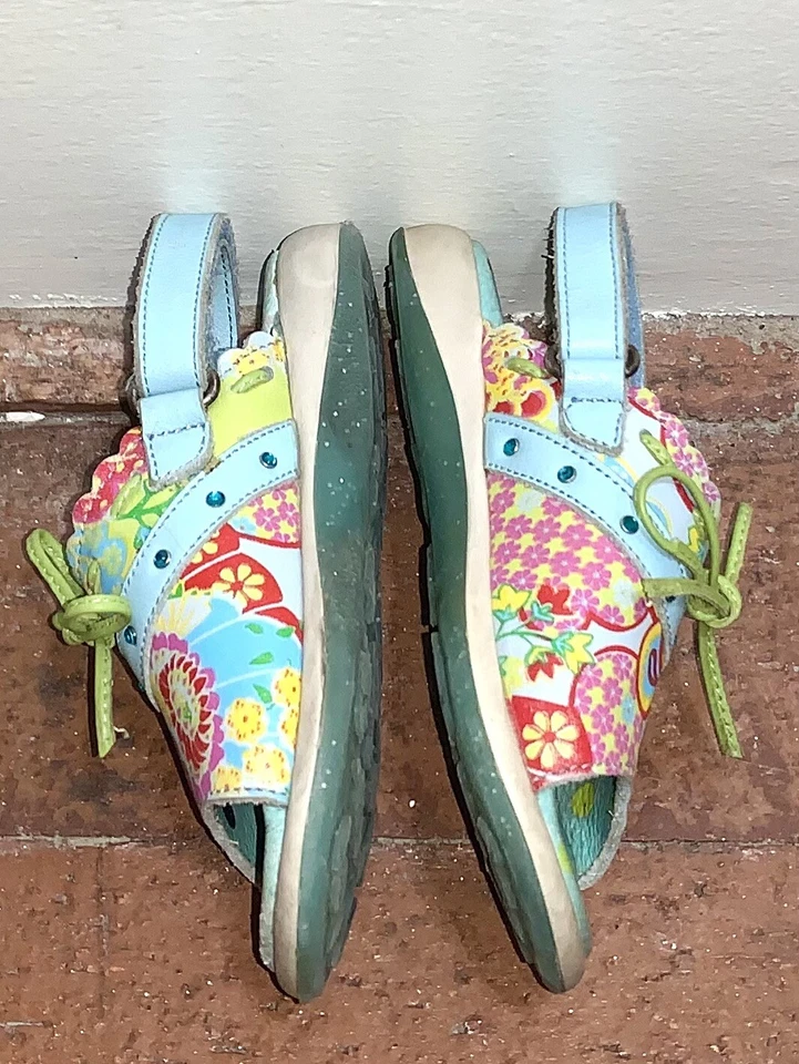 Sandalias Oilily 22 EU 6 EE. UU. de cuero con joyas para niñas pequeñas - diseño de flor de kimono Foto 4 de 4