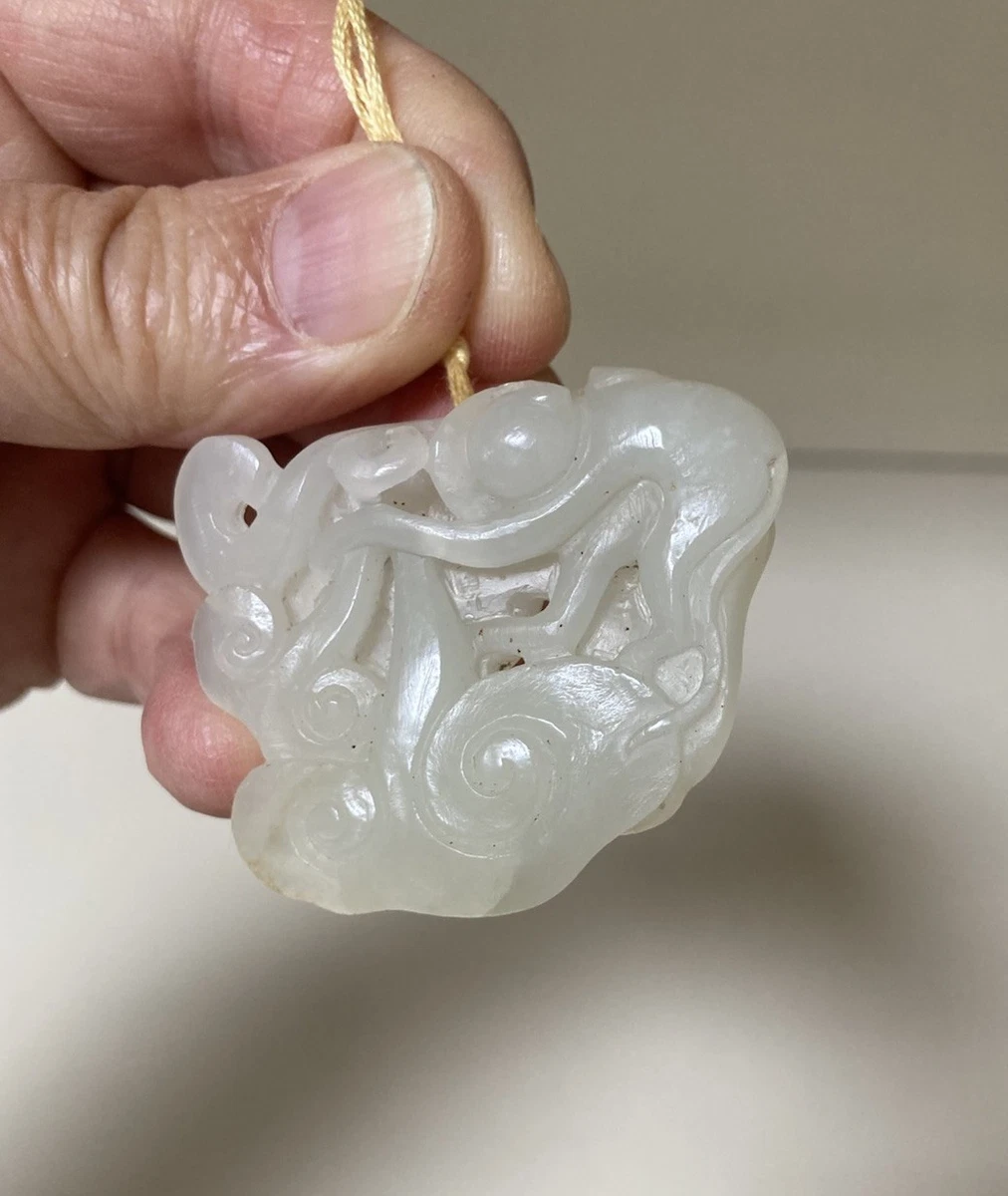 A CHINESE WHITE JADE CARVED PENDANT, QING DYNASTY (1644–1911