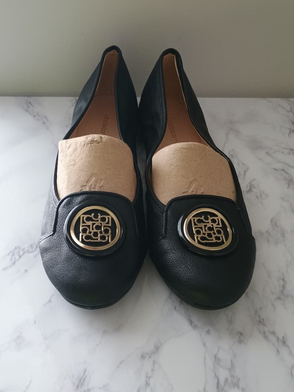 Liz Claiborne Women's Selma Black Flats Gold Medallion Size 8