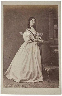 CDV VENTNOR HÜBSCHE DAME BÜCHERREGAL IN VOLLER LÄNGE PORTRAIT WEISS KRINOLINE VON MOOR