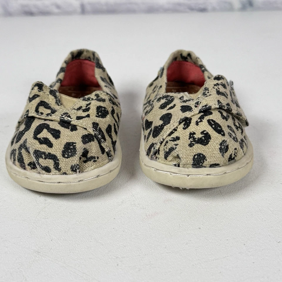 Zapato sin cordones TOMS con estampado de leopardo para niñas pequeñas talla T4 beige negro Foto 4 de 4