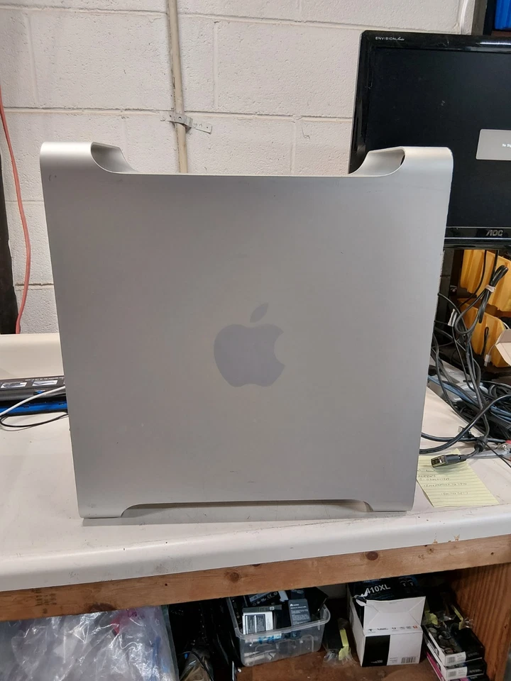 Apple MacPro A1289 - Botas plateadas necesitan instalación del sistema operativo como está #2 Foto 2 de 4
