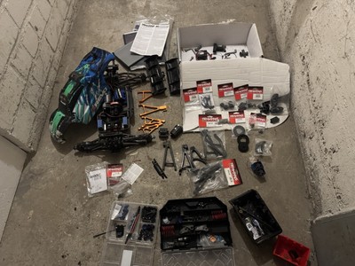 Traxxas E Revo 1:8 RTR - riesiges Erstazteilepaket und Tuning