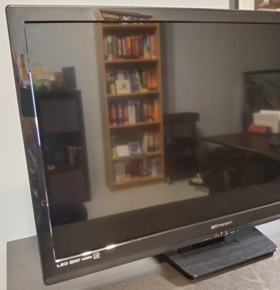 Emerson 32" 720P LED HD TV LF320EM4A HDMI 4K Smart TV - For Parts - Image 2 of 4