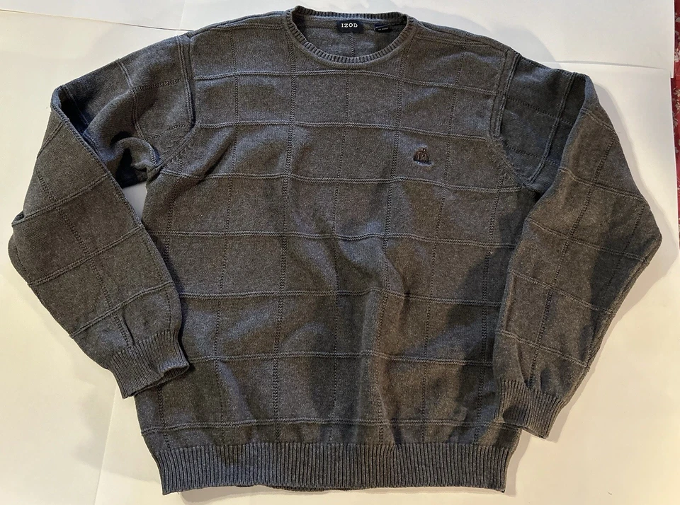 Suéter gris con cuello redondo talla grande Izod para hombre Foto 3 de 4