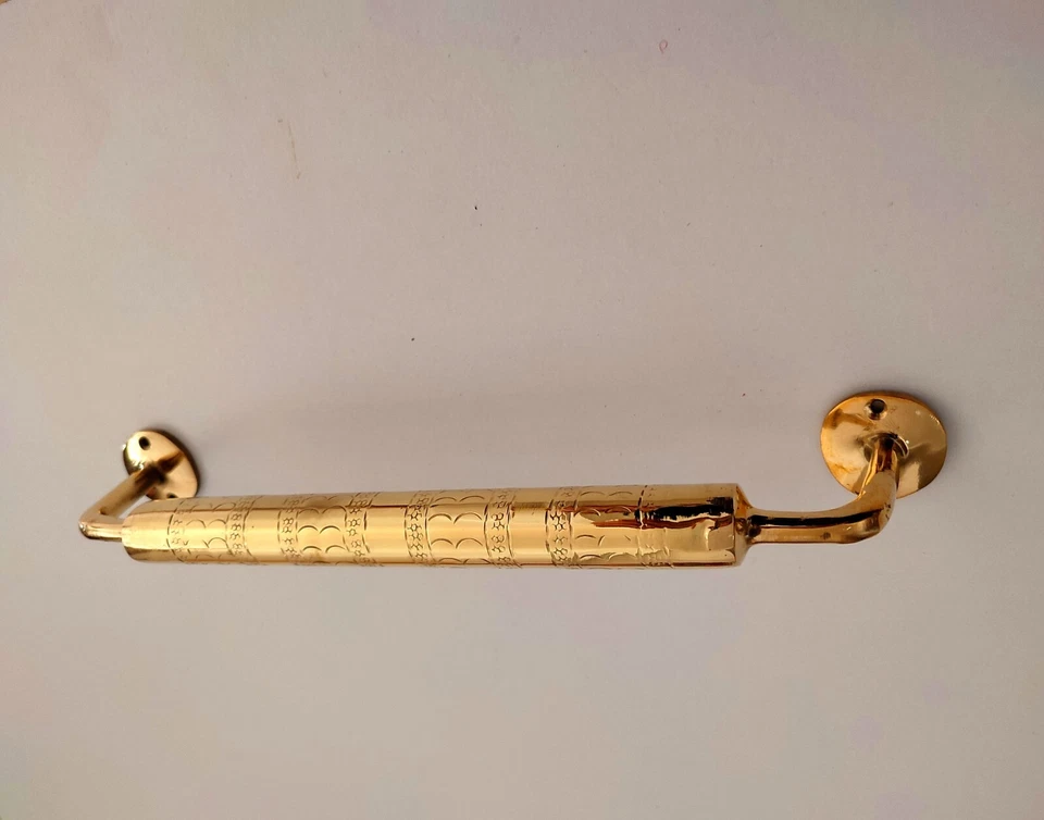 Toallero de latón grabado - Toallero de baño montado en acabado dorado pulido Foto 3 de 4