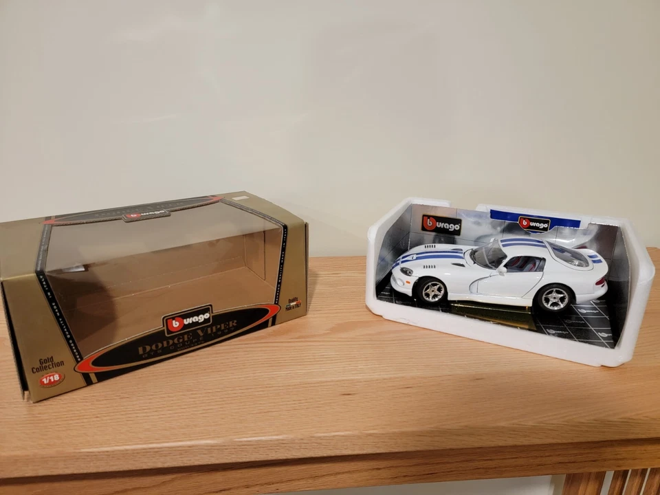Dodge Viper GTS Burago 1997 cupé 1/18 con caja original/soporte de exhibición Foto 2 de 4