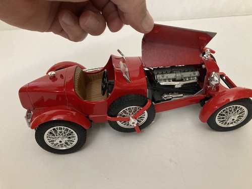 Burago 1934 Alfa Romeo 2300 Monza 1:18 Diecast Metal Model Car Red - Picture 6 of 11
