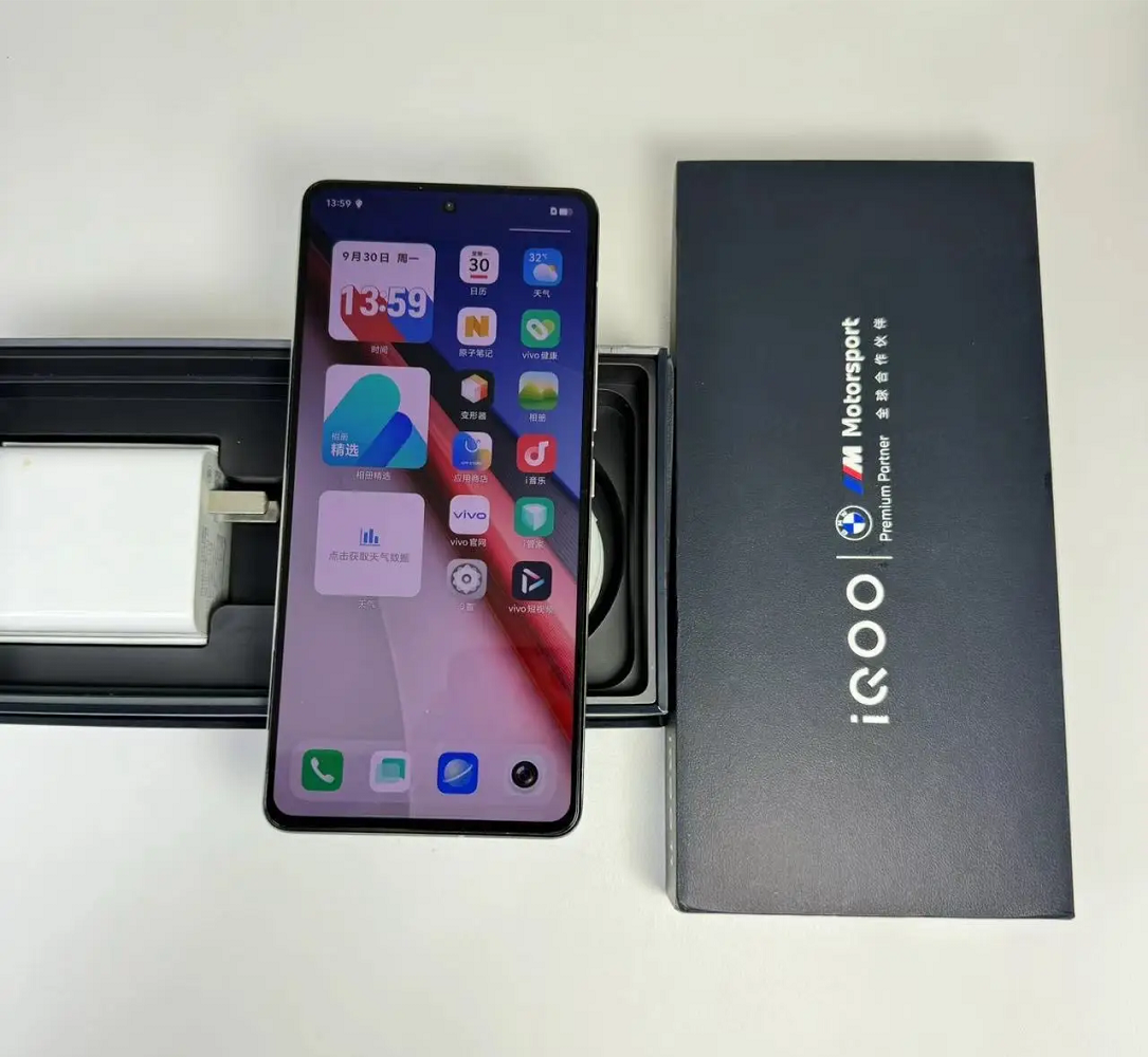 New vivo iQOO 11 Track /Legend Edition 5G 6.78