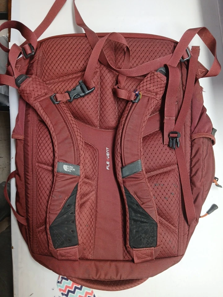 Mochila de reconocimiento The North Face para hombre/mujer, sistema operativo granate, usada Foto 4 de 4