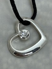 Collar de Colección Swarovski Elementos Corazón Colgante Acorde Negro Nuevo en Paquete