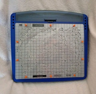 EMBOSSING BOARD FISKARS SHAPEBOSS WITH 5 DOUBLE EMBOSSING SHEETS