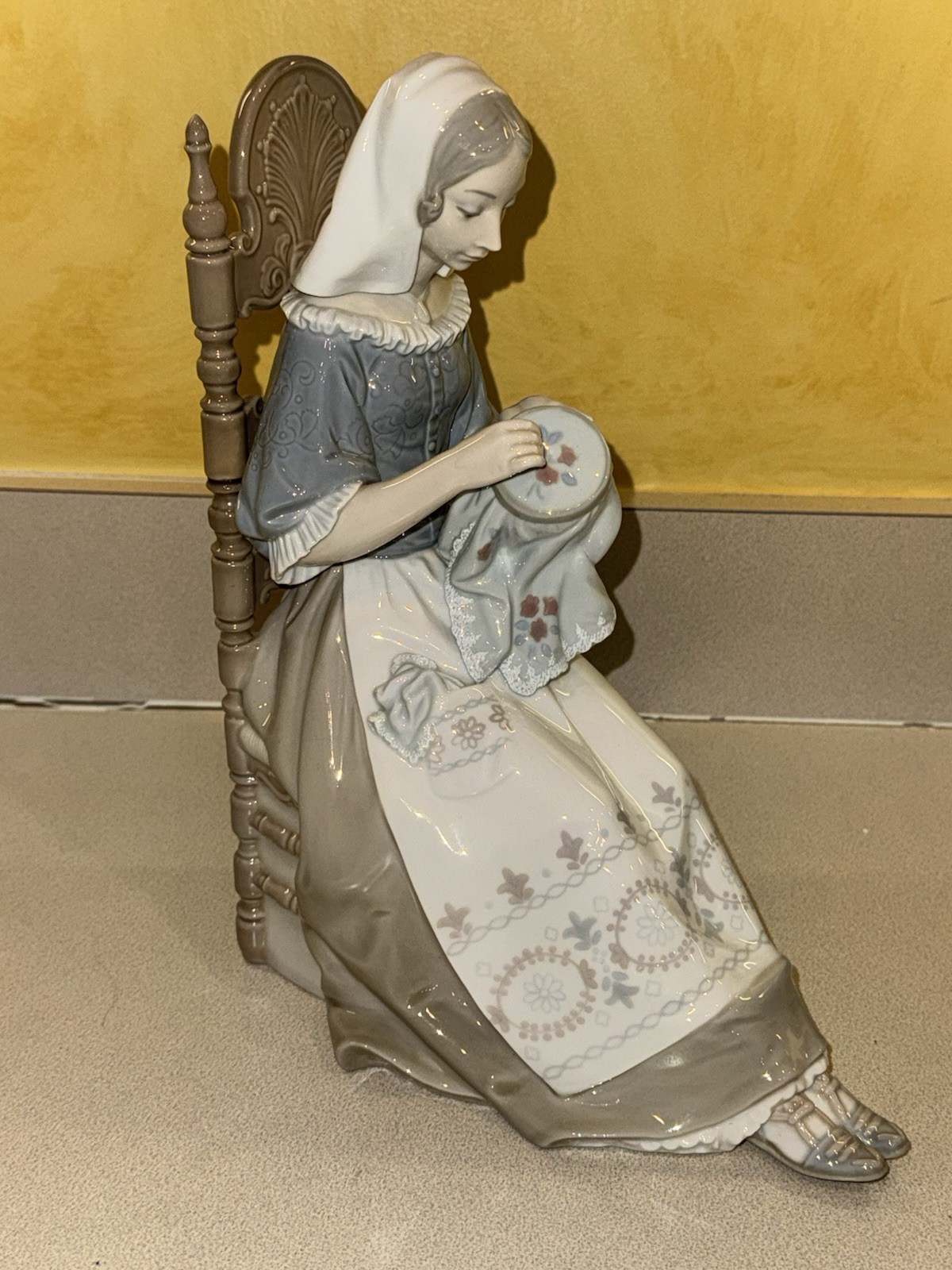 LARGE Lladro #4865 BORDADORA Porcelain Figurine Lady Embroider Knitting 11”