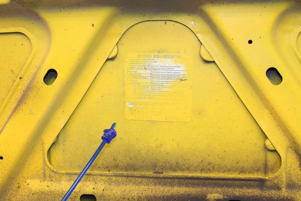 91-92 Nissan Pickup D21 Yellow Hood Assembly - Image 4 of 4