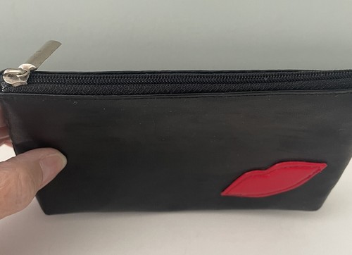 Laura Geller piccola borsa cosmetica nera in ecopelle con labbra rosse - Foto 4 di 10