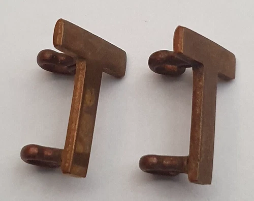 2 x WW1 Brass Shoulder Title Badges. Letter T Territorial. British Army. V4