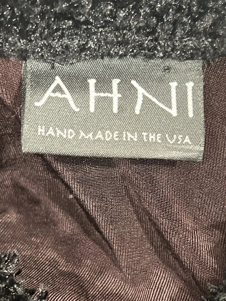 Capa artesanal AHNI para mujer talla única abierta marrón/negro cuello delantero longitud media Foto 2 de 4