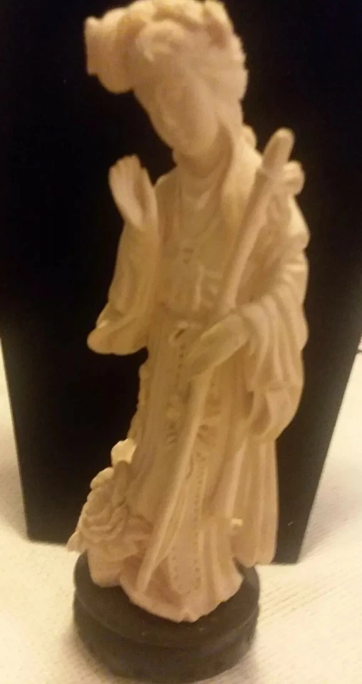 Fina piedra dura china tallada a mano, blanca de mujer con base. ¡Increíble detalle! Foto 4 de 4