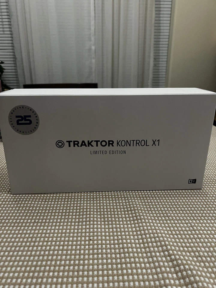 Native Instruments Traktor Kontrol X1 25th Anniversary Limited Edition VaporGray - Image 2 of 4