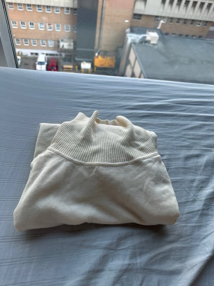 Suéter gola alta cor creme Brioni - Imagem 2 de 4