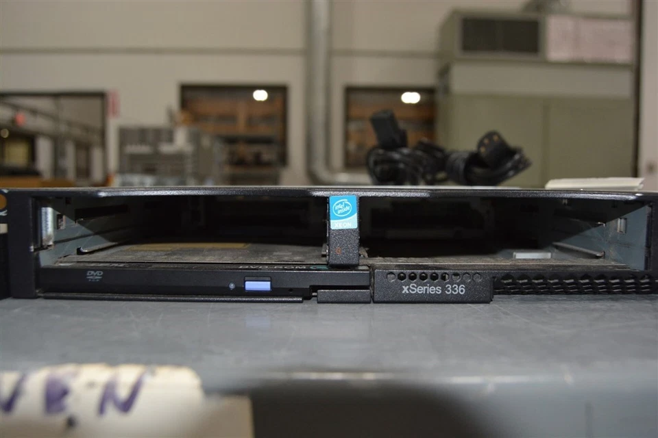 IBM ESERVER Series X336 883725U 2x3.5 Server 2*Intel Xeon 2GB - Image 2 of 4