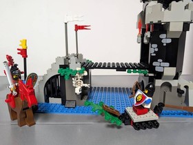 LEGO 6078 Skeleton Tower + 6044 Royal King's Carriage Minifigs Dragon Knight