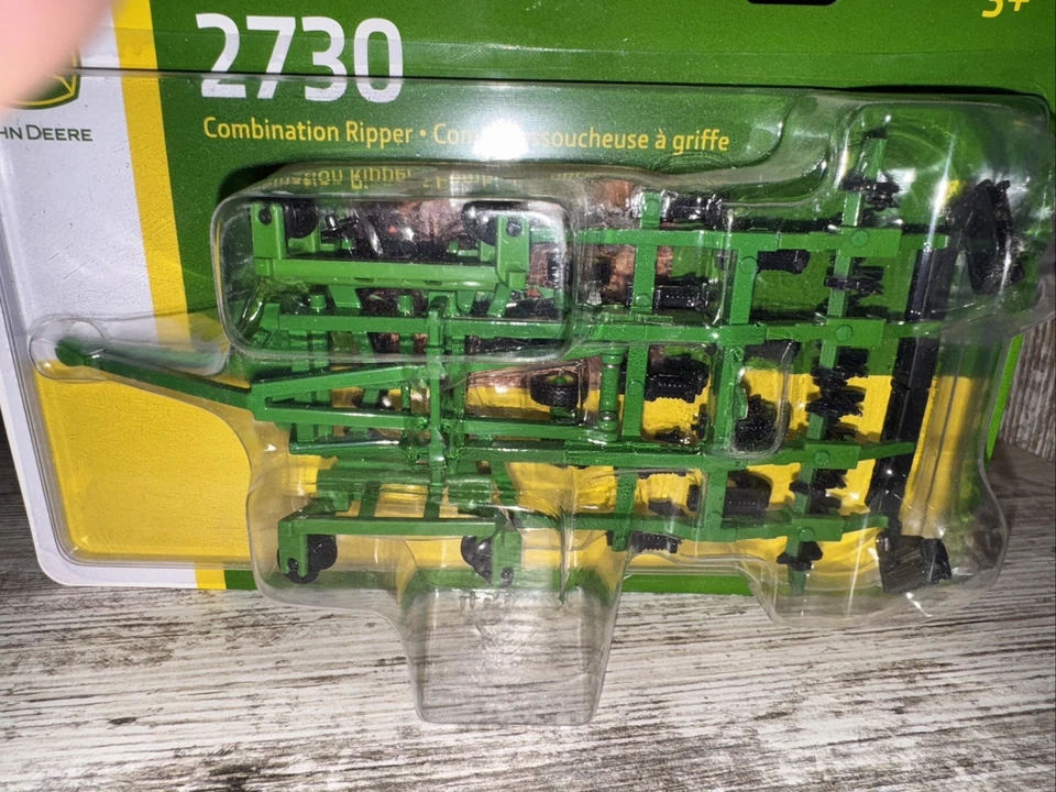 1/64 Scale John Deere 2730 Combination Ripper  Die-Cast Ertl Tillage Equipment - Image 2 of 4