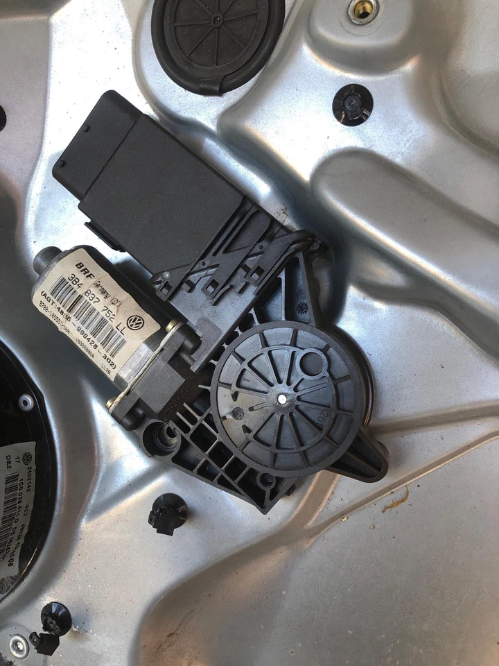 1998 - 2005 VOLKSWAGEN PASSAT GLS Front Door Window Regulator Passenger Right RH - Image 3 of 4
