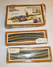 TYCO Vintage HO SCALE CROSSING GATE AND 26 Pices Track