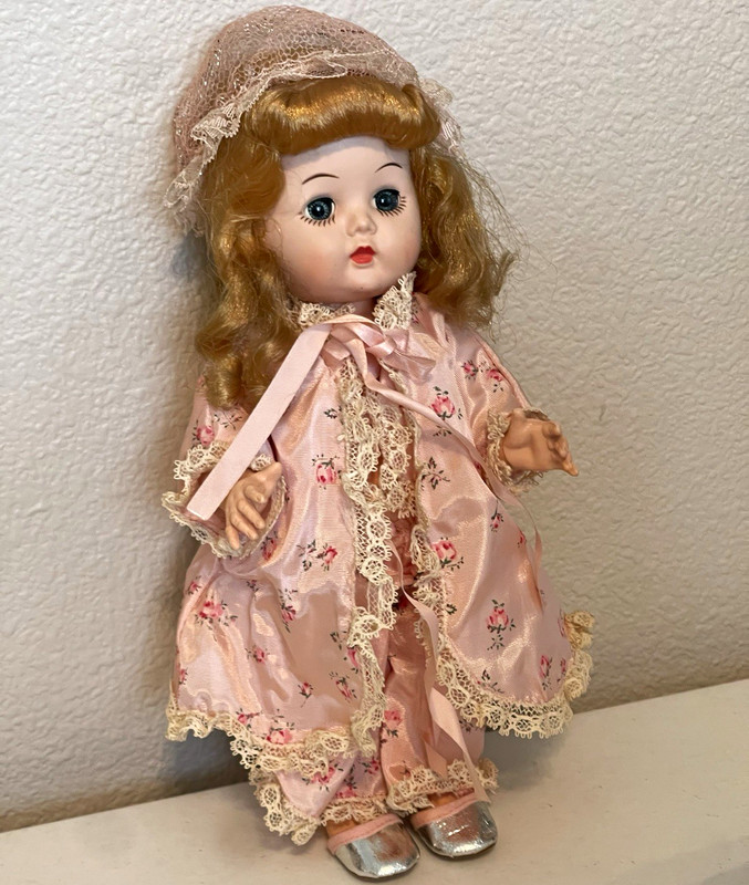Madame Alexander Storyland  Wendy Doll Curly Hair Blue Sleep Eyes