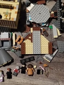 LEGO Harry Potter Hogwarts Castle & 8 Minifigures Set Missing parts Please View 