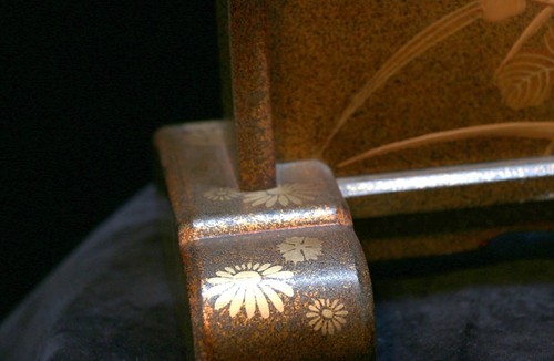 Katana rack Meiji laca dorada, maki-e elevado y nácar con incrustaciones - Imagen 9 de 12