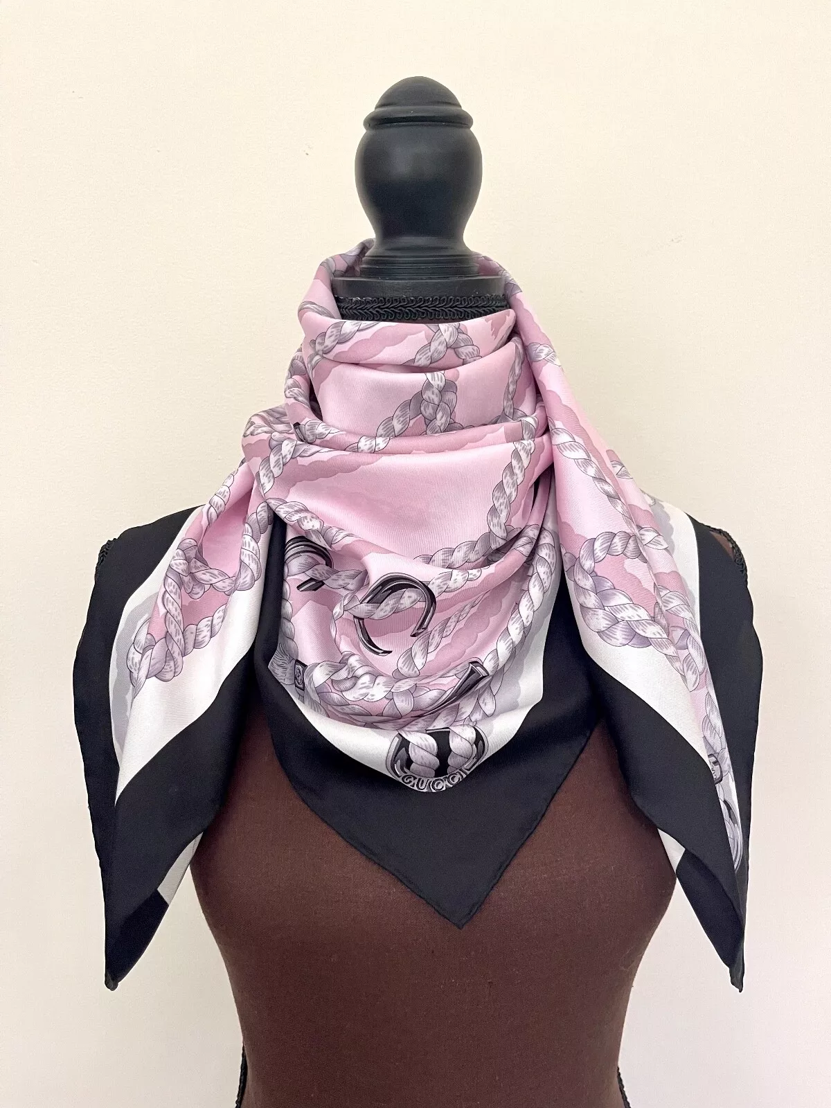 Foulard unisexe Gucci Silk Wrap GG logo imprimé rose noir bordure