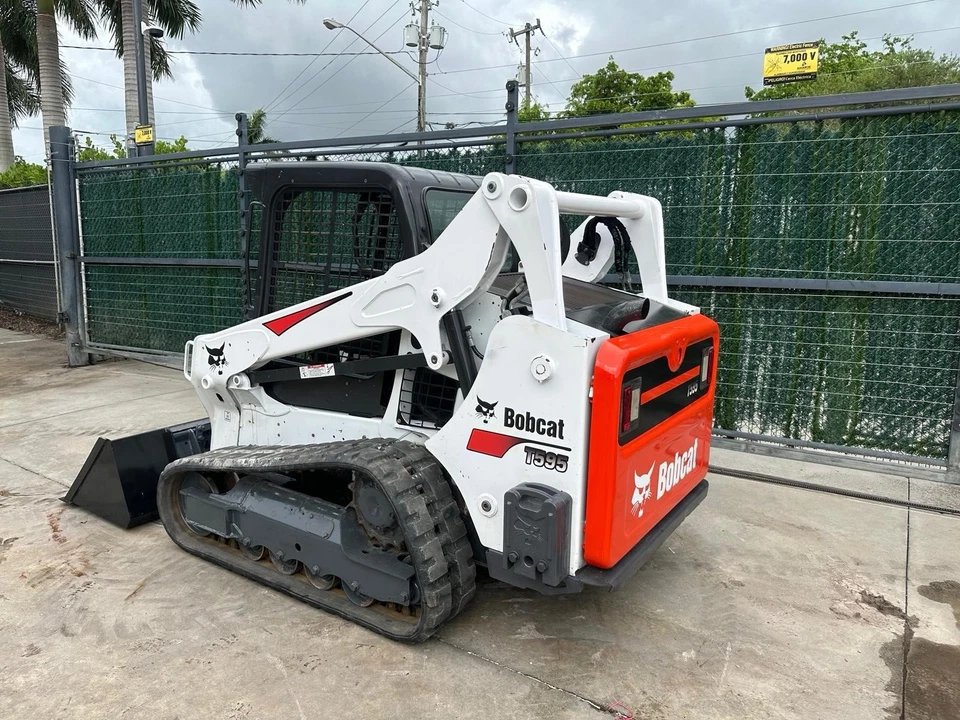 Bobcat T595 2019 cabina abierta - controles de joystick - sin definición - excelentes pistas Foto 2 de 4