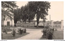 ATJP11-0869-37 - BEAUMONT-EN-VERON - Fondation gréban de pontourny - La cour